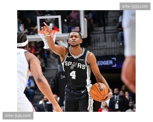 马刺凯尔登·约翰逊攻防一体：20分8篮板内线稳定输出贡献